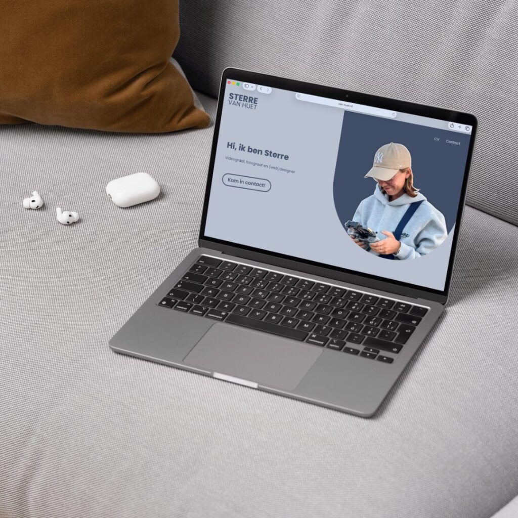 Laptop mockup met desktop website ontwerp door Amase Productions, modern webdesign en overzichtelijke layout.