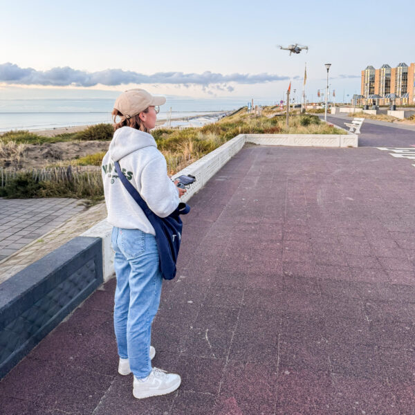 Sterre van Huet van videoproductiebedrijf Amase Productions vliegt met drone voor dronevideo productie