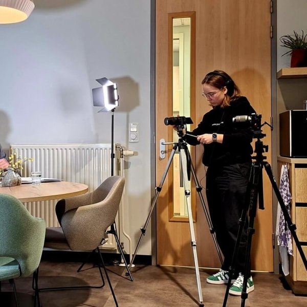 Sterre aan het werk tijdens een portretvideo shoot bij Amase Productions, creatief mediabedrijf voor videoproducties